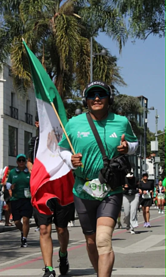 Corredor recorriendo la Ciudad de México durante el maratón